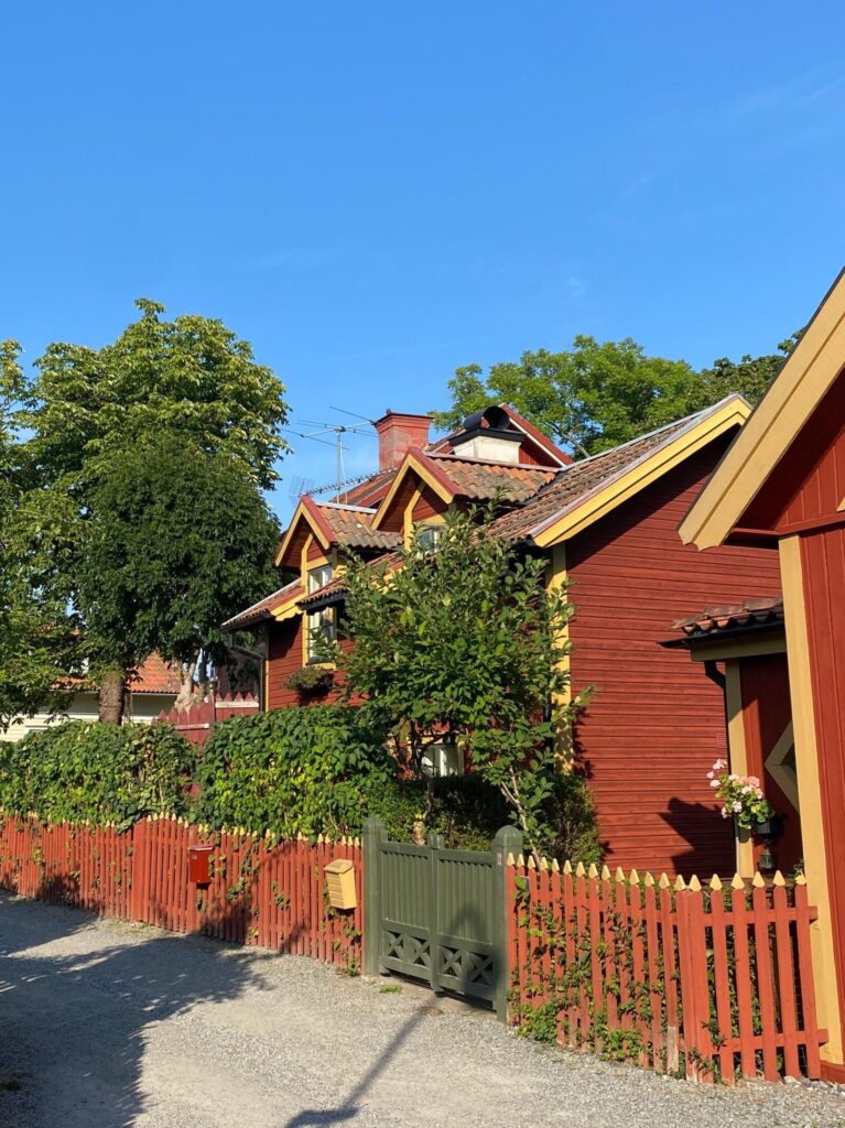 Klassische rote Holzhäuser mit hellen Ecken